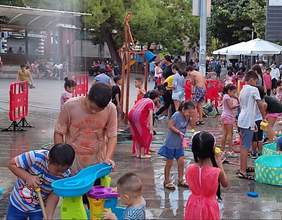 Juegos de agua para niños y niñas en la plaza del Reloj