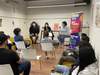 Foto de l'alcaldessa Núria Parlon explicant el Projecte Timó als joves que hi participaran