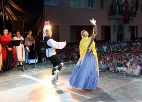 foto. parella ballant jotes a la pl. de la Vila