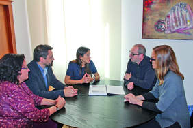 Foto taula reunida amb l'alcaldessa i responsables AMB 