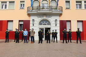 Foto de la entrega de credenciales a los nuevos y nuevas agentes de la Policia Local por parte de la alcaldesa Núria Parlon
