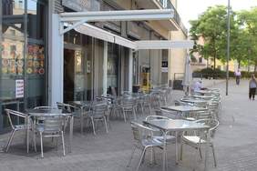 Imatge de taules i cadires  de la terrassa d'un bar
