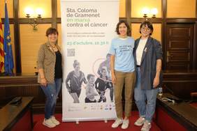 Núria Parlon, Silvia Pérez i Nara Sirera davant del cartell anunciador de la cursa