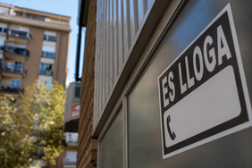 Cartell anunciant 'Es lloga' al carrer