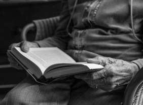 Imagen de una persona mayor leyendo un libro 