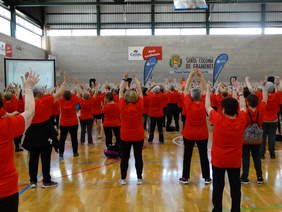 Foto grup de gent gran fent gimnàstica