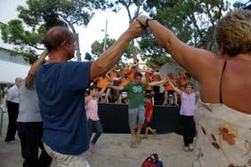 foto. ball de sardanes al jardí de Can Sisteré