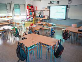 Imagen aula vacía de un centro escolar de Santa Coloma 