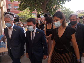 Imatge de Pere Aragonès, Josep González-Cambra i Núria Parlon entrant a l'escola Tanit de Santa Coloma 