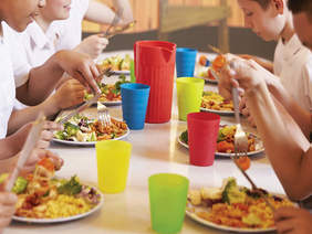 Foto niños/as comiendo en el comedor escolar