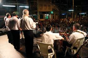 foto actuació d'un grup d'havaneres a la pl. de la Vila
